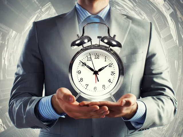 How do I keep my 9-to-5 job while starting a business?