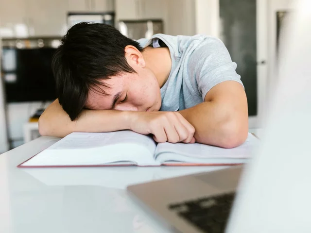 Teen Sleep Deprivation Epidemic - Later school start times as a solution